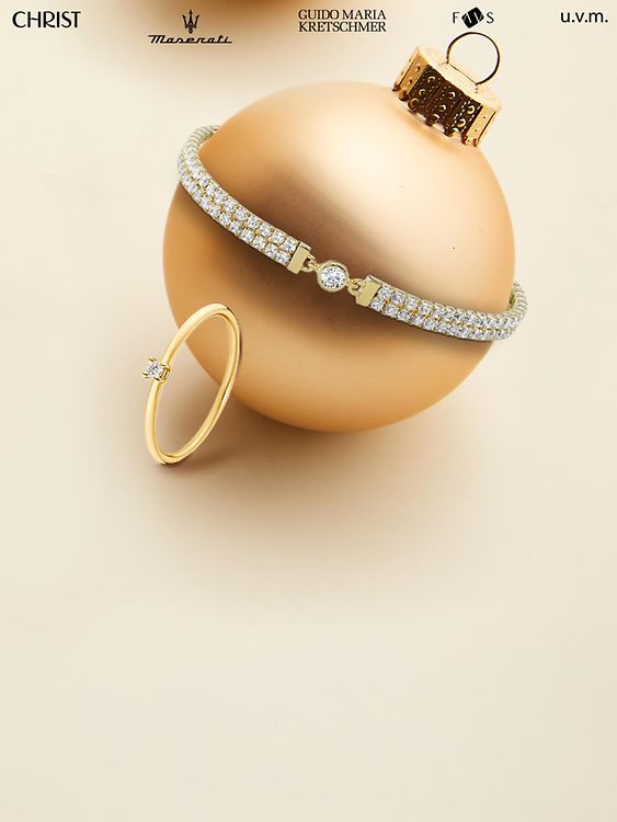 Schmuck an goldener Weihnachtskugel.