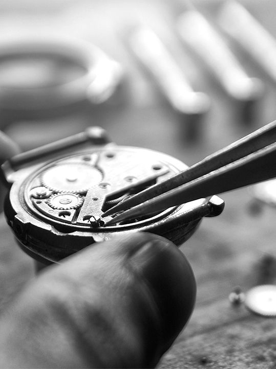 Eine Uhr die repariert wird.