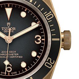 Eine schwarze Herrenuhr von Tudor.