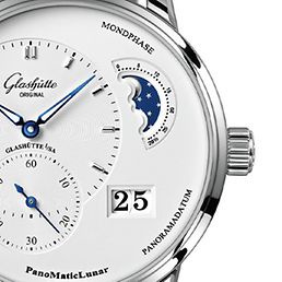 Eine silberne Uhr von Glashütte Original.