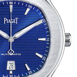 Eine silberne Uhr mit blauem Ziffernblatt von Piaget.