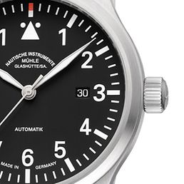 Eine silberne Uhr mit schwarzem Ziffernblatt von Mühle Glashütte.