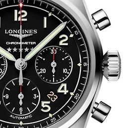 Eine silberne Uhr mit schwarzem Ziffernblatt von Longines.