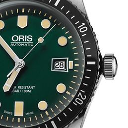 Eine Uhr mit dunkelgrünem Ziffernblatt von Oris.