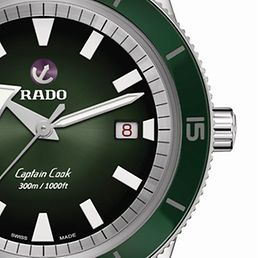 Eine Uhr mit dunkelgrünem Ziffernblatt von Rado.