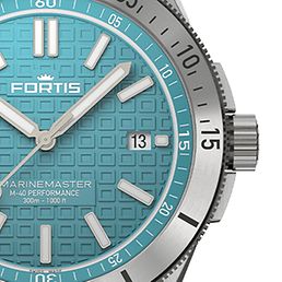 Eine silberne Uhr mit hellblauem Ziffern von Fortis.