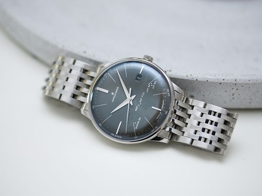 Eine Junghans Meister Mega liegt neben einer Steinplatte.