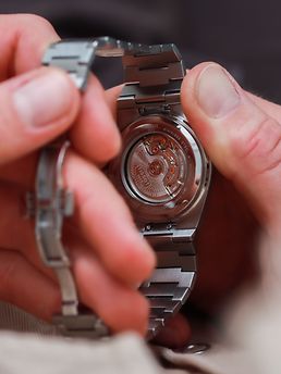 Wer die Tissot PRX in den Händen hält und einmal wendet, kann durchs Sichtfenster im Gehäuseboden das Werk arbeiten sehen.