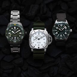Drei Uhren von Tag Heuer, Panerai und Glashütte Original auf einem schwarzen Hintergrund.